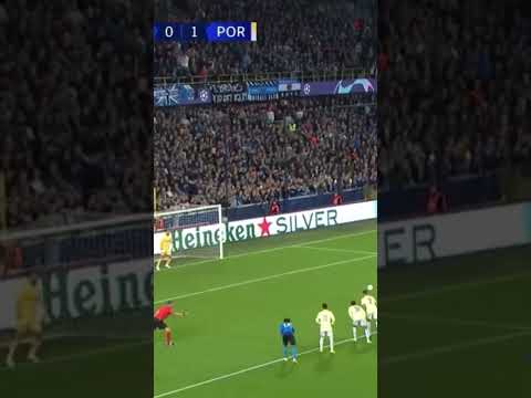 Goleiro do Fc Porto defende dois pênaltis seguidos de forma impressionante #shorts