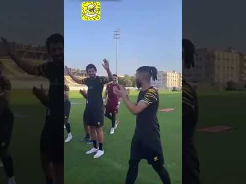 لاعبي الفريق يضربون العبود بسبب قصة شعره الجديدة