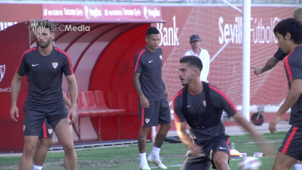 André Silva se entrena con el equipo a un día de la Supercopa