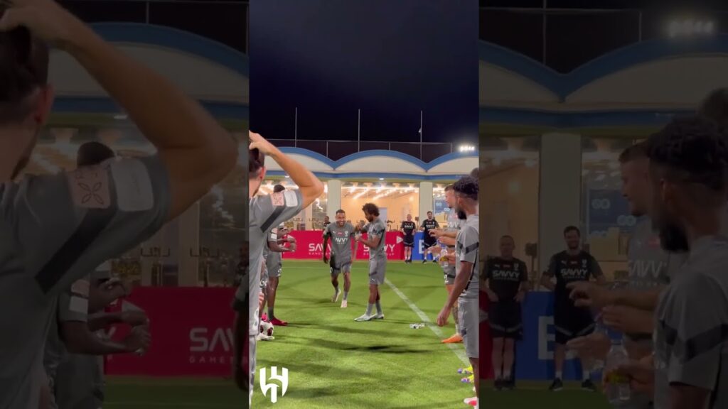 لاعبي الهلال يرحبون بـ نيمار وتمبكتي في التدريبات