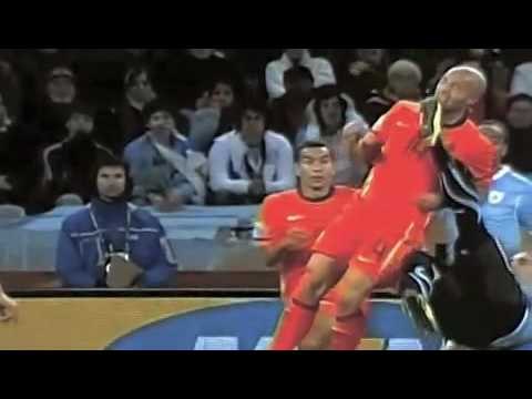 Patada del defensor Caceres a De Zeeuw Uruguay vs Holanda