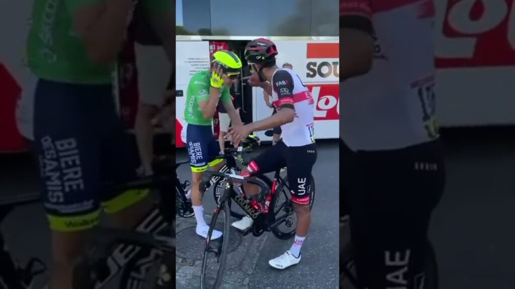 Sebastián Molano vuelve a golpear en el casco a Hugo Page después de la etapa.