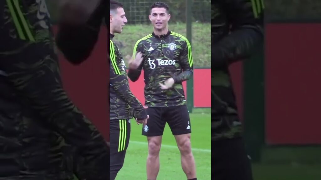 ¡Ufff! El caño de CR7 a Lisandro Martínez en el entrenamiento del Manchester United 🥶 #shorts