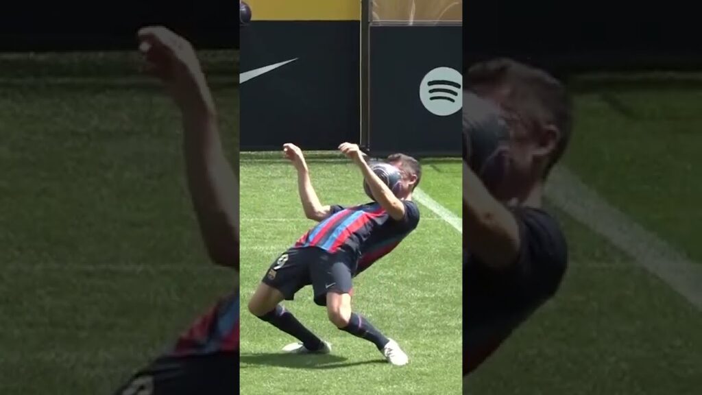 Robert Lewandowski shows off his juggling skills during Barcelona unveiling! Robert Lewandowski shows off his juggling skills during Barcelona unveiling!