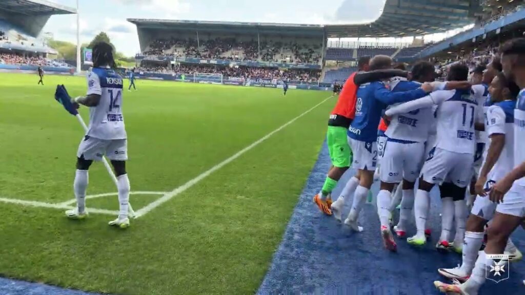 La joie après le but d'Elisha Owusu au plus près du terrain 🤩