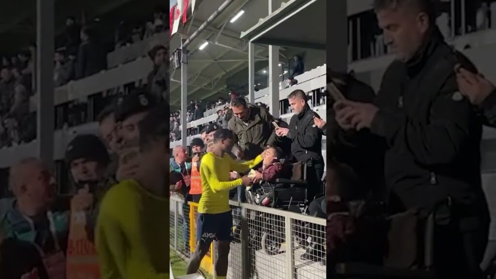 🟡🔵 Batshuayi formasını taraftara armağan etti! #shorts