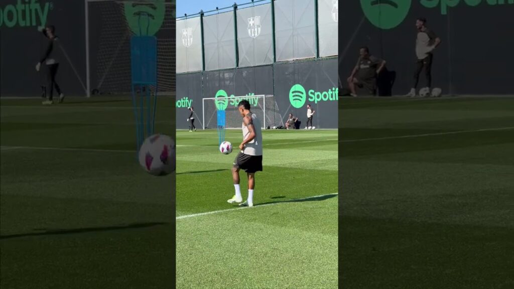 Dancing with the ball ✨🇧🇷 #fcbarcelona #Raphinha #shorts