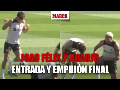 Joao Félix se divierte con Araujo: entrada y empujón final I MARCA