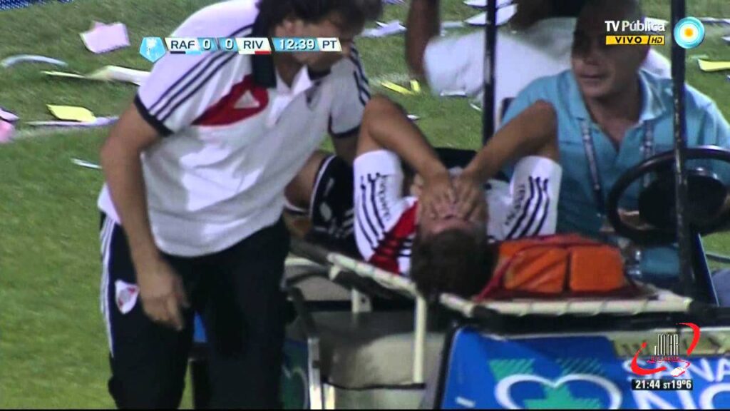 LESION DE PEZZELLA - ATLETICO RAFAELA 0 RIVER 0 - FECHA 15 (14 11 2012)
