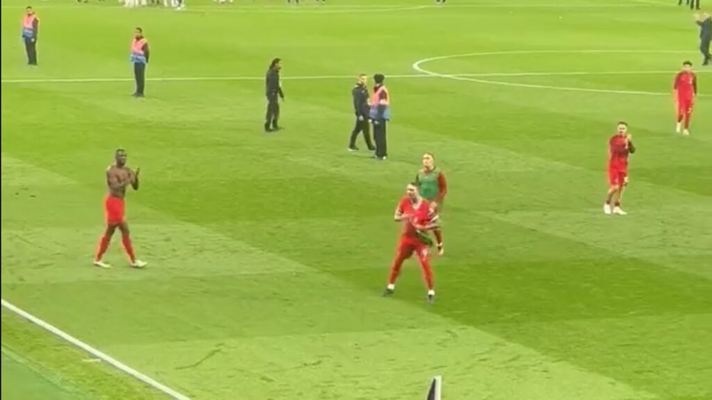Darwin Nunez with the fans after the match👀 | Tottenham vs Liverpool