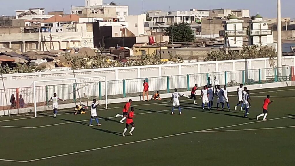 Admirez le coup franc de Cheikh Bamba Dieng (TFC-Diambars : 1-2)
