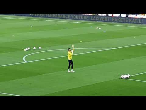 Kadıköy'de Altay Bayındır'a veda edilirken, Dominik Livakovic'e hoş geldin karşılaması yapılır