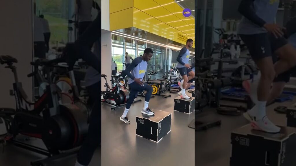 𝐏𝐚𝐩𝐞 𝐌𝐚𝐭𝐚𝐫 𝐒𝐚𝐫𝐫 𝐭𝐫𝐚𝐯𝐚𝐢𝐥𝐥𝐞 𝐝𝐮𝐫 𝐞𝐧 𝐬𝐚𝐥𝐥𝐞 à 𝐄𝐧𝐟𝐢𝐞𝐥𝐝 𝐓𝐫𝐚𝐢𝐧𝐢𝐧𝐠 𝐂𝐞𝐧𝐭𝐫𝐞 #𝟏𝟑𝐟𝐨𝐨𝐭𝐛𝐚𝐥𝐥 #𝟏𝟑𝐓𝐕