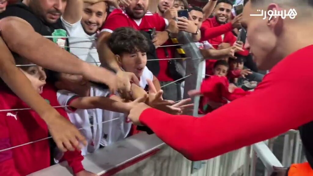 في لقطة جميلة.. أكرد والخنوس يهديان قميصيهما للجمهور المغربي بعد مباراة بوركينافاسو