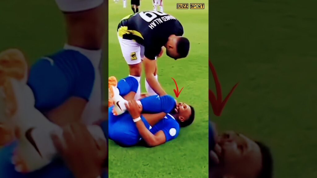 هذا ما حدث بين علي البليهي وعبد الرزاق حمد الله خلال مباراة الإتحاد والهلال  ، دوري روشن السعودي🔥