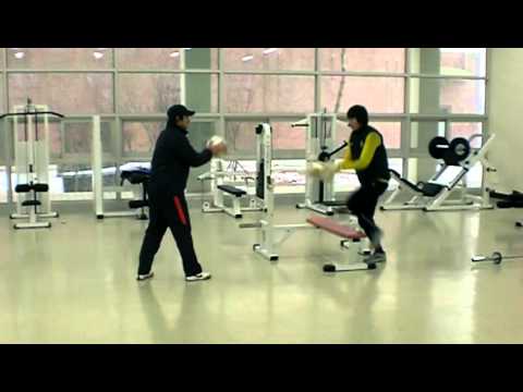 Carlão - Academia - Trabalho de Perna no Banco com 2 Bolas - GK Cho Hyun Woo