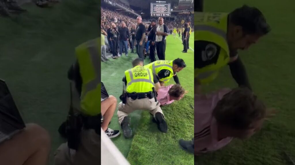 😨 ¡Casi le pegan a Messi con una botella!