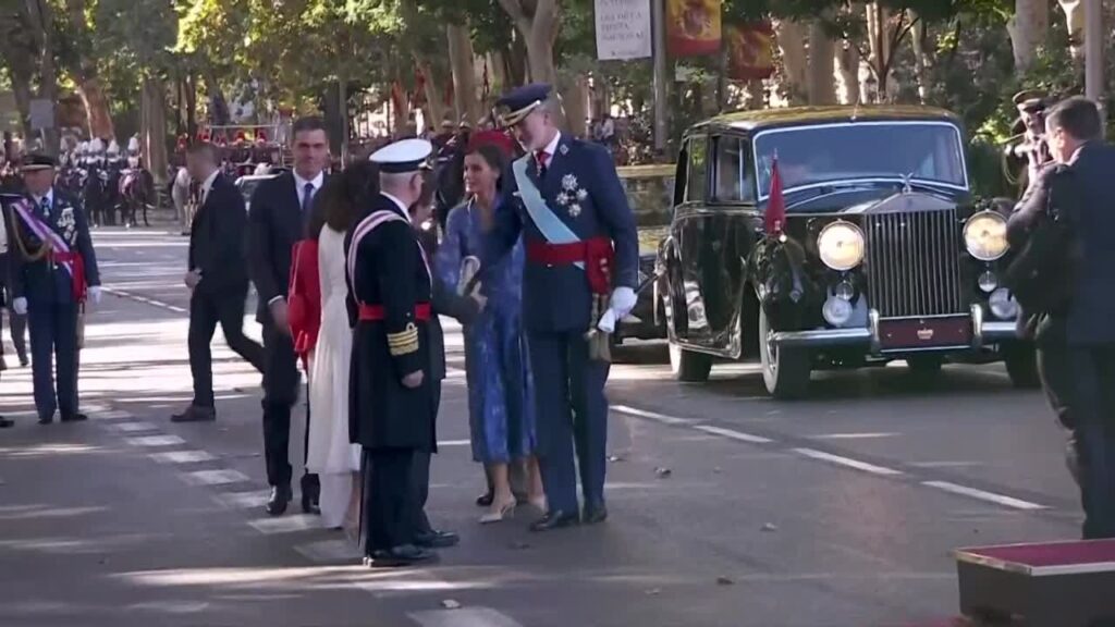 Cánticos de "que te vote Txapote" a la llegada de Pedro Sánchez al desfile del 12 de octubre