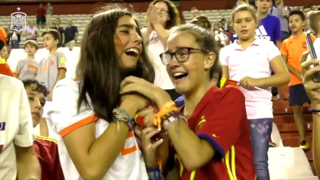 El gesto de Carlos Soler con dos aficionadas en la sub 21