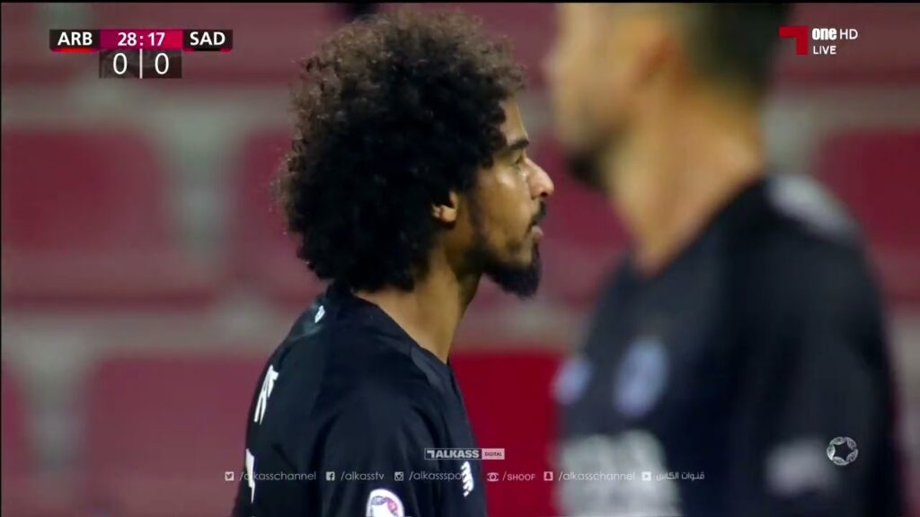 أكرم عفيف لاعب السد يراوغ ويسدد كرة قوية تمر بجوار مرمى العربي