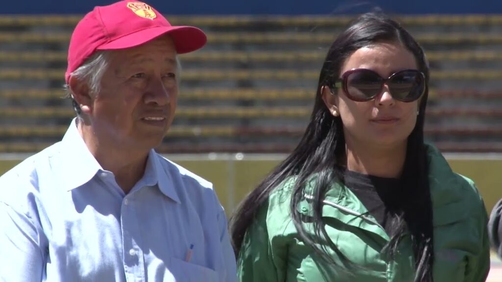 DJORKAEFF REASCO LEVANTA TROFEO DE CAMPEON INTERCOLEGIAL