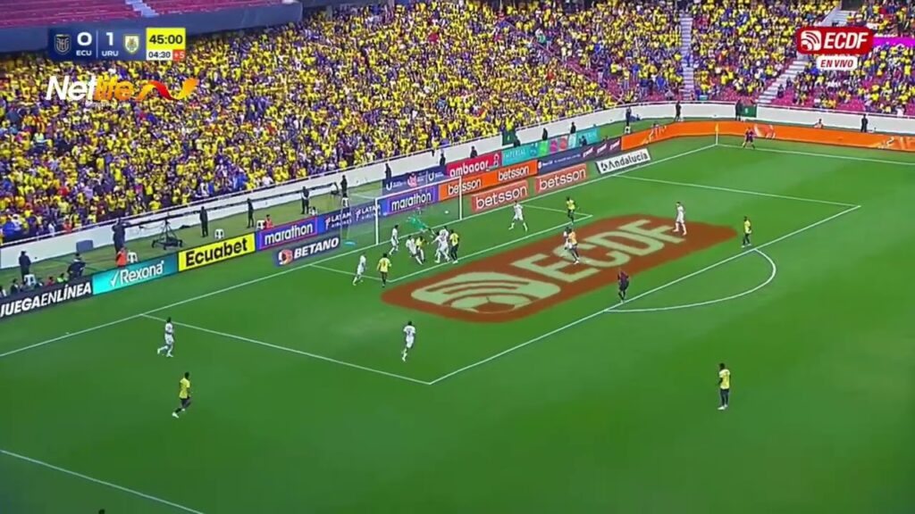 Félix Torres anota el empate. #Ecuador 1 #Uruguay 1 Video: @ElCanalDFutbol