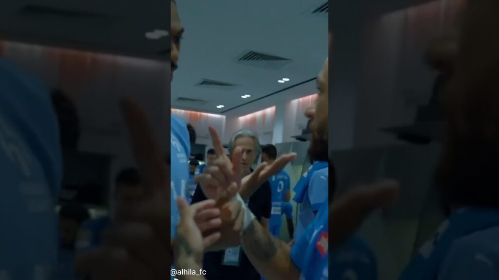 نيمار يحاول تعلم الأرقام باللغة العربية من زميله في الهلال محمد كنو