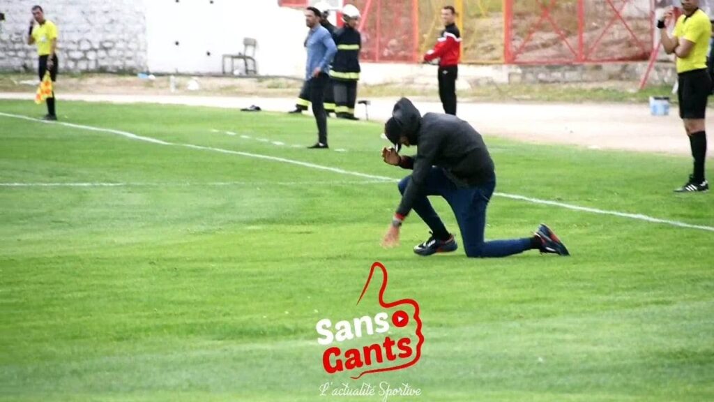 شاهد حصريا المشادات التي حصلت بين السايبي وجماهير الأولمبي الباجي ولحظة سقوطه بعد إصابته بالحجارة