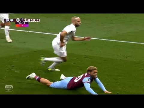 Sofyan Amrabat 2 minutes after his debut with Manchester United : ⚔️🇲🇦