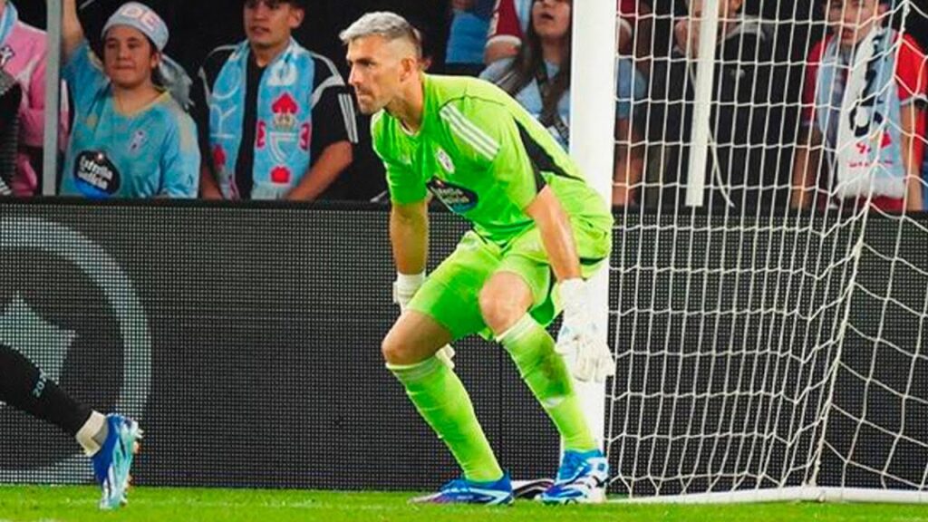 Vicente Guaita, Carl Starfelt y Luca de la Torre tras el RC Celta vs Atlético de Madrid (0-3)