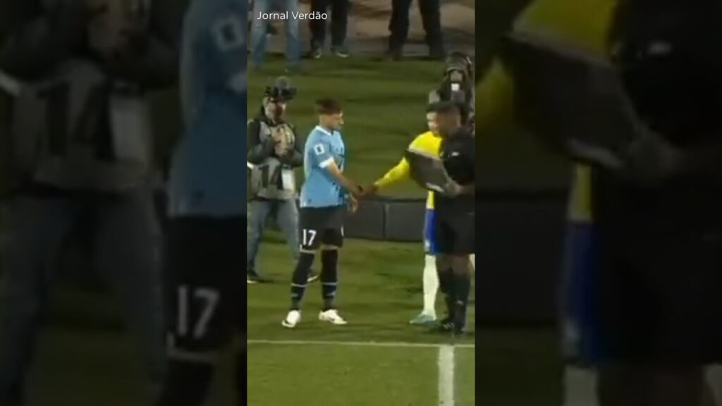 encontro de Matias Viña e Raphael Veiga em Uruguai 2 x 0 Brasil
