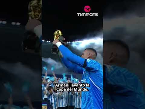 ¡Bienvenido #CAMPEÓN del MUNDO! #ARMANI fue homenajeado y levantó la #COPA