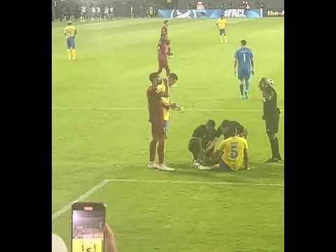 رونالدو يفك رابطة حذاء زميله في النصر عبد الإله العمري أثناء سقوطه على الأرض