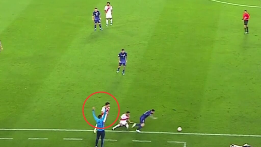 La reacción de Scaloni después de que Messi deje tirado al mismo rival 2 veces