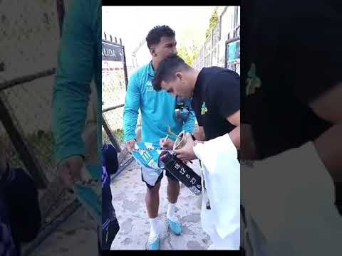 ¡EL HUEVO ACUÑA Y ROGER MARTÍNEZ FIRMANDO CAMISETAS EN EL ENTRENAMIENTO DE RACING! 😍