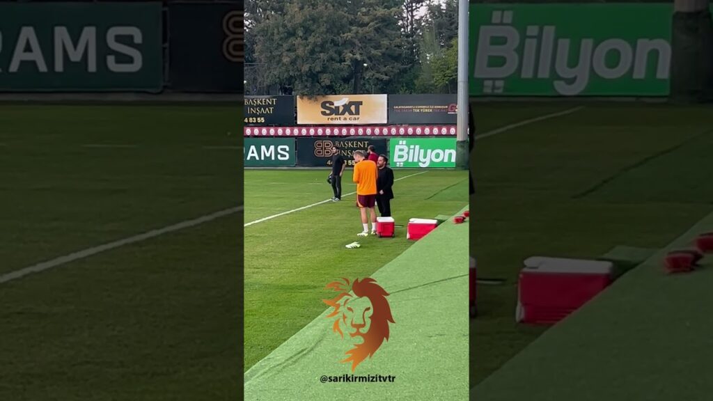 Erden Timur, Victor Nelsson ile antrenman öncesi sıcak sohbet 💛❤️ #galatasaray #futbol #nelsson