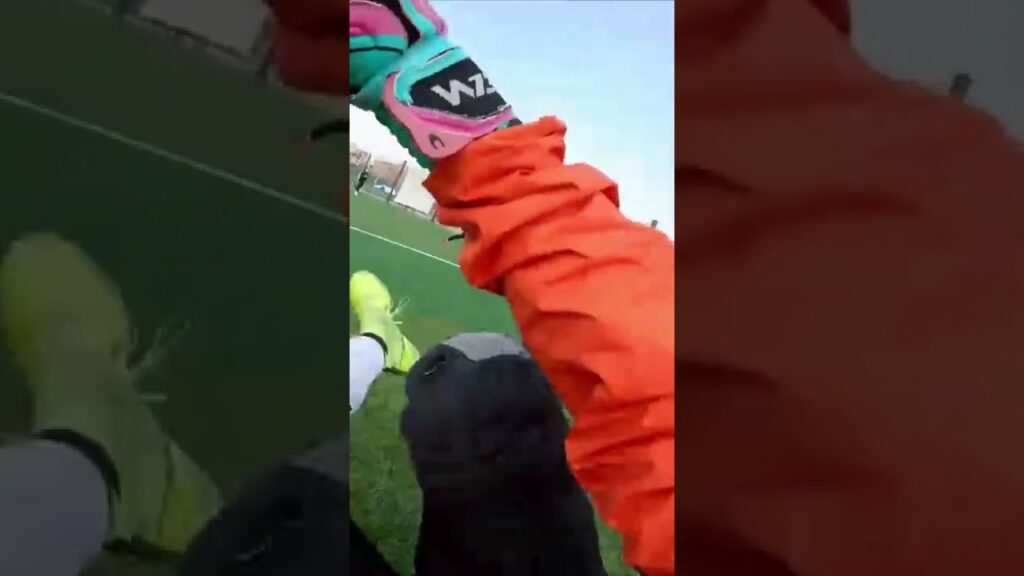 골키퍼는 일대일 상황에서 태클을 하면 안된다? 해도 된다? #shorts