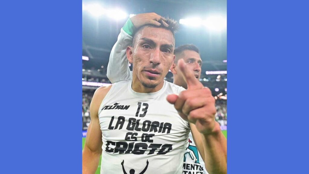 ANGEL MENA CAMPEON REGALA LA CAMISETA A UN HINCHA DE EMELEC EN MEXICO