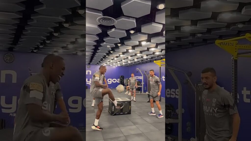 - سعود عبدالحميد ينقذ مصور النادي من تسديدة ميشيل