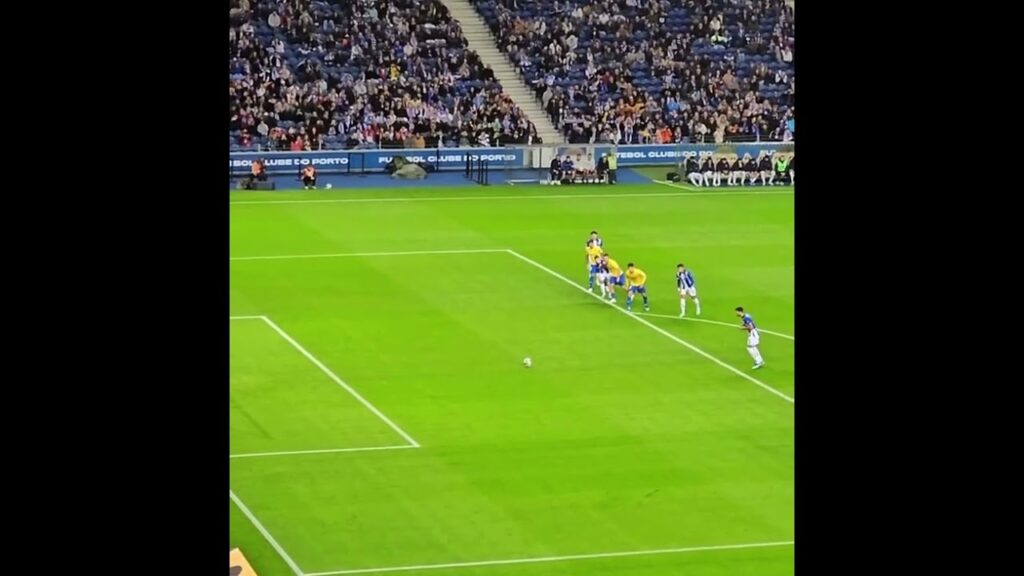 Estoril goalkeeper Marcelo Carné saved Mehdi Taremi 's kick from spot 2023/24