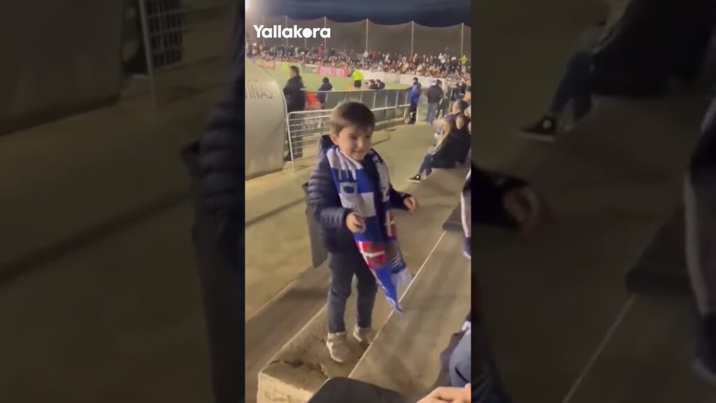 طفل يتسلل إلى دكة بدلاء ريال سوسيداد ويحصل على قميص كوبو