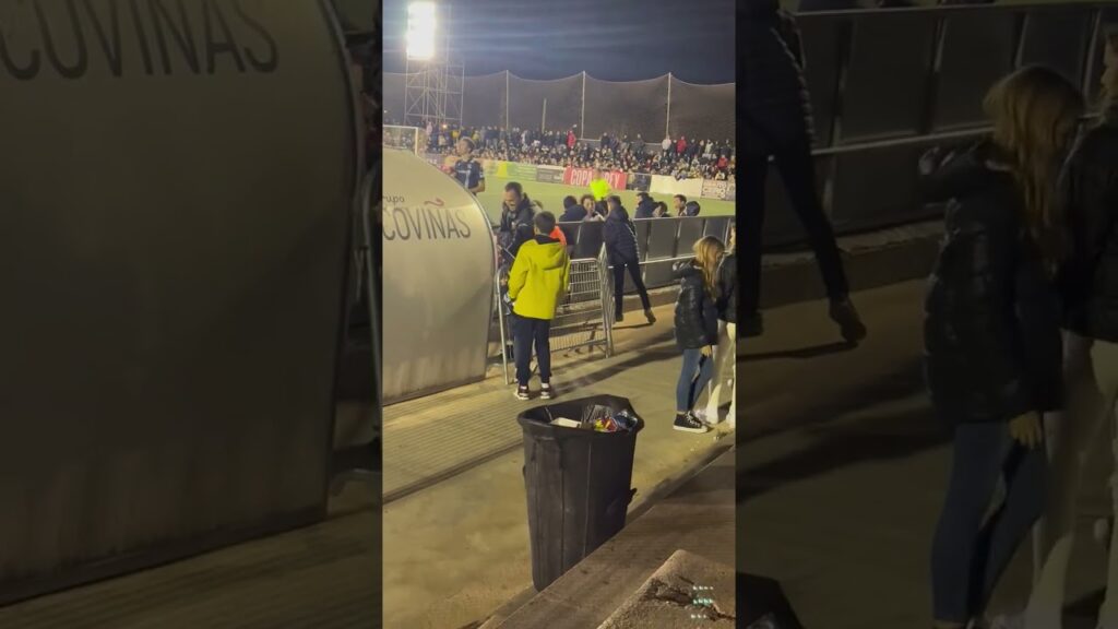 🇯🇵Kubo who gave his shirt to young Sociedad fan, gave him back a bag of popcorn back to say thanks!