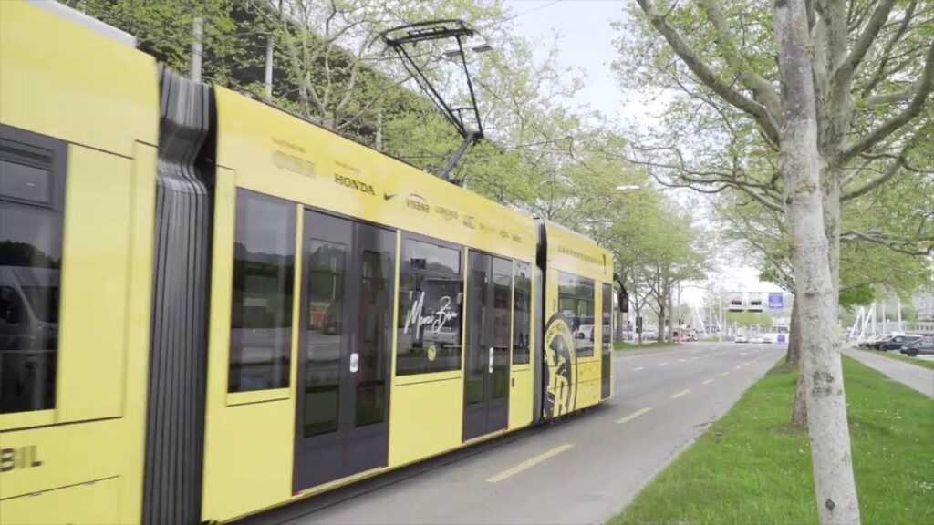 Jungfernfahrt des neuen YB-Meistertrams