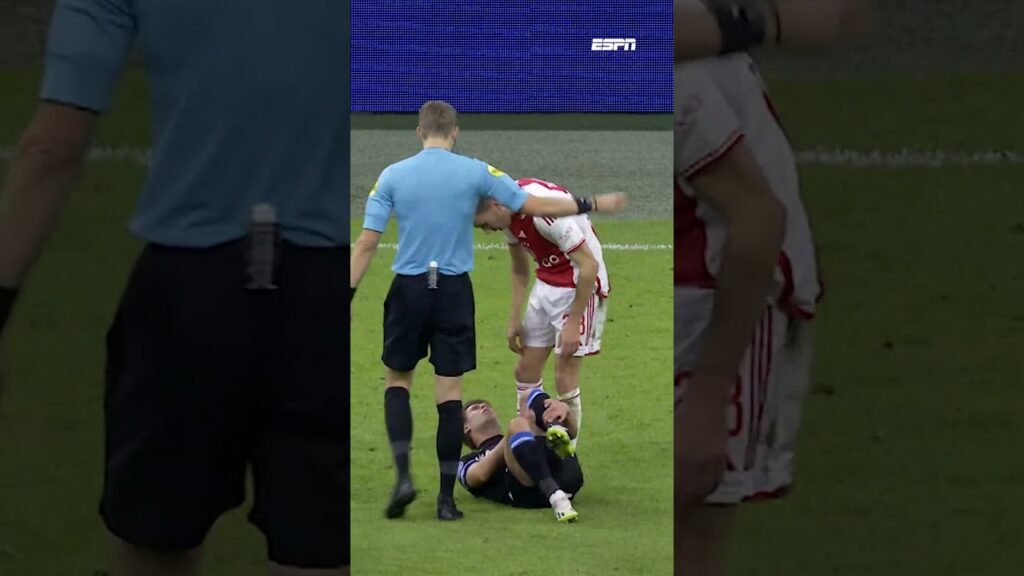 Had deze tackle van Berghuis bestraft moeten worden? 🤔