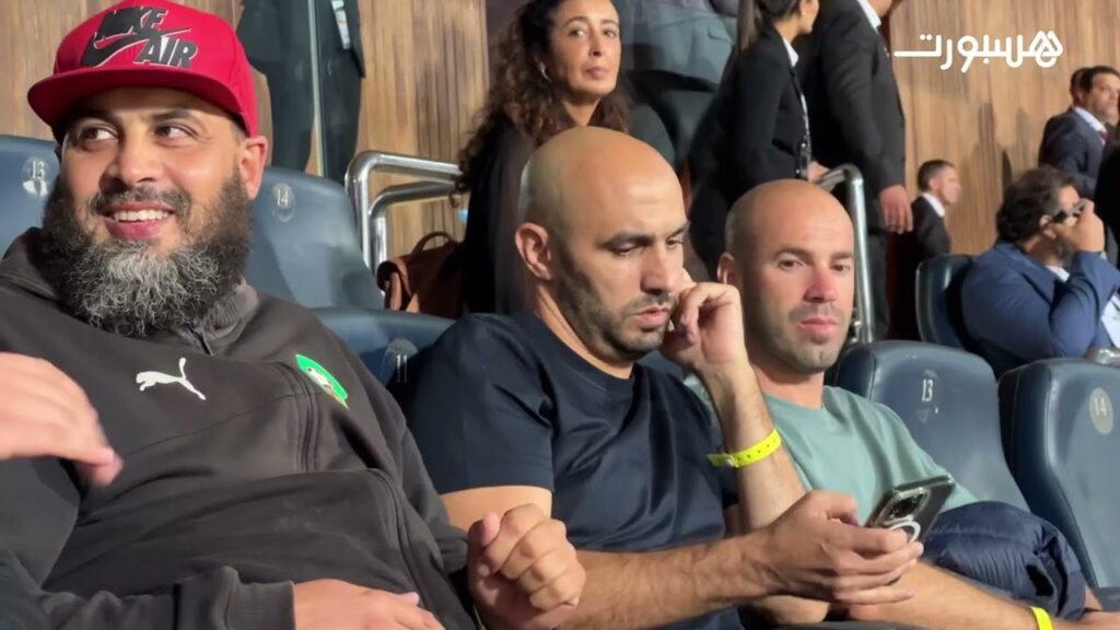 وليد الركراكي حاضر في مدرجات "دونور" لمساندة الوداد الرياضي أمام إينييمبا النيجيري