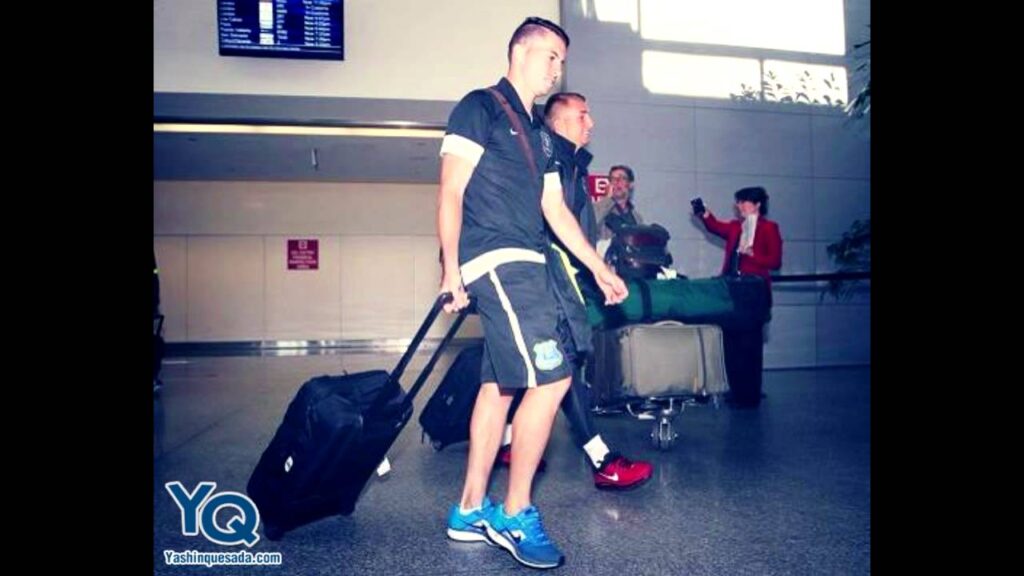 Bryan Oviedo se ve jugando ante estados unidos