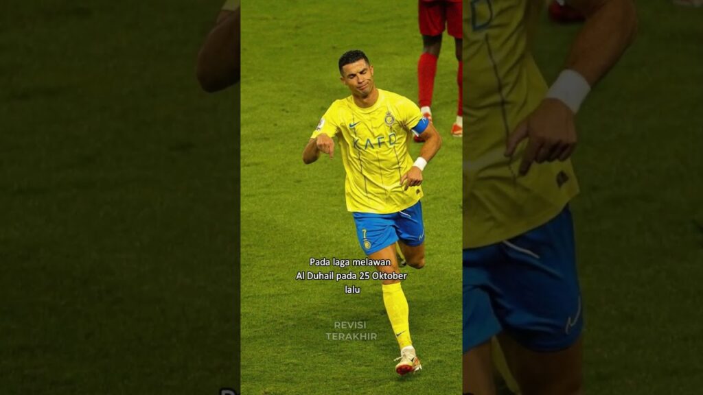 Momen Ronaldo bantu lepaskan tali sepatu rekannya menggunakan giginya