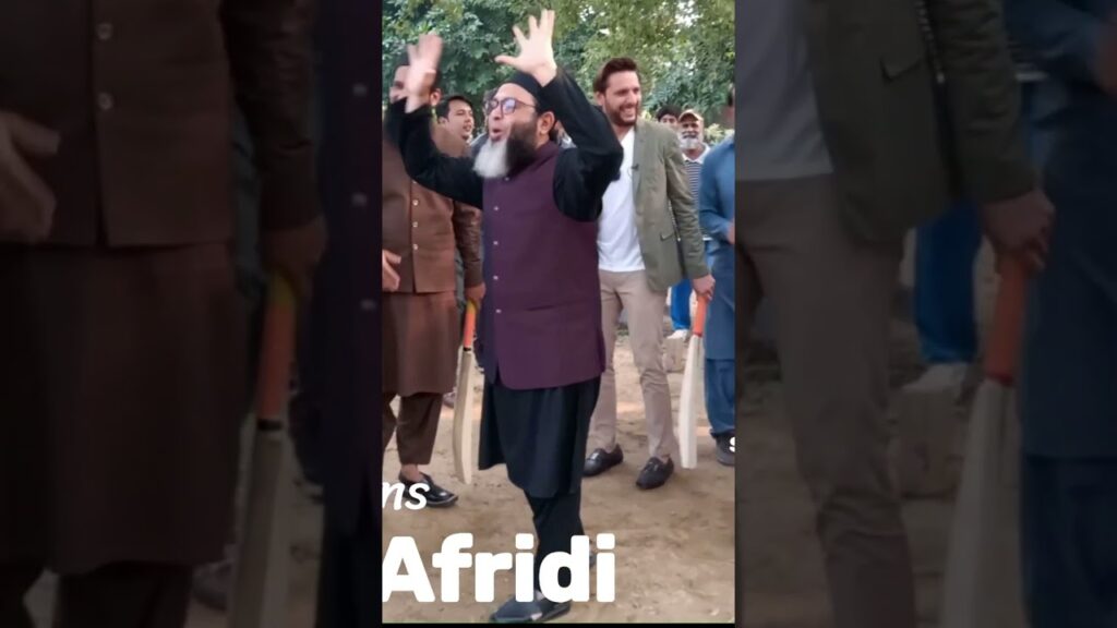 #shahidafridi , Muhammad Yousuf and Mushtaq Ahmed Playing Cricket with Public - Samaa tv