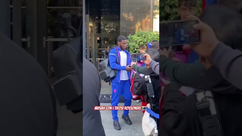 ✍️🏻📸 Yunus #musah con i tifosi del #milan prima di #milanpsg #championsleague