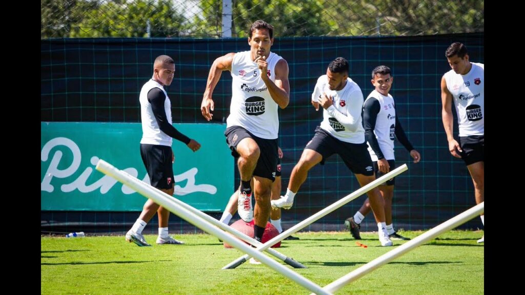 Proceso que le aplicaron a Celso Borges no le permite caminar con normalidad